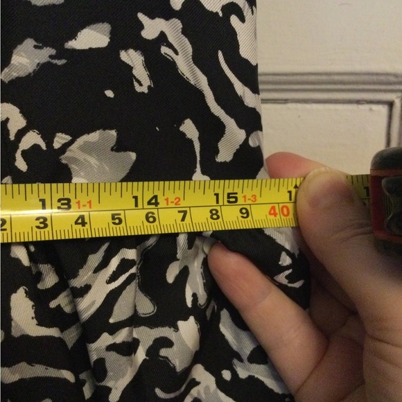 Elegant Silk Dress in a Modern Momochrome Design - Picture 5 of 7